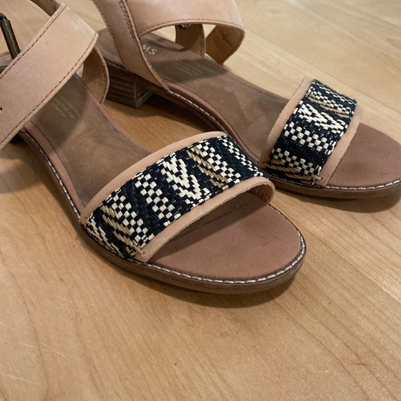 TOMS women’s sandals! Worn once, in great condition!! Leather straps and woven - Picture 4 of 11
